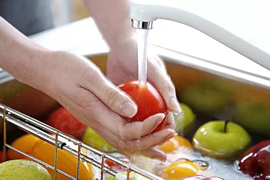 mycie warzyw i owoców, aby zapobiec zarażeniu robakami