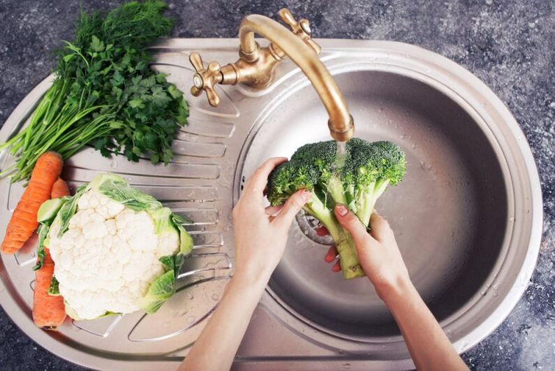 mycie warzyw, aby zapobiec zarażeniu robakami