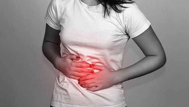 Ból brzucha jest częstym towarzyszem obecności pasożytów w jelitach. 