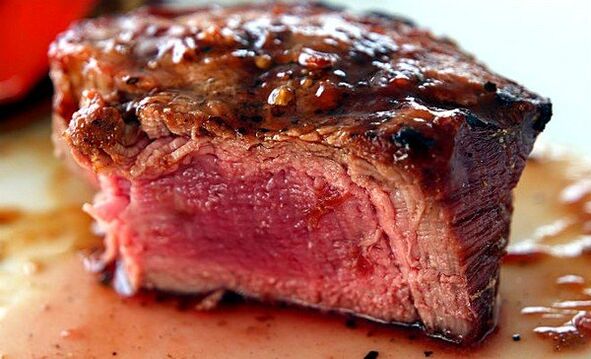 Robakami można zarazić się poprzez niedogotowane mięso. 